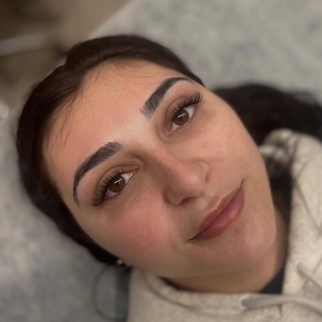 Fluffy laminated brows with lash extensions